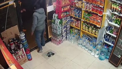 Siparişi gelmeyen şahsın silahla marketi basarak bir kişiyi yaraladığı anlar kamerada