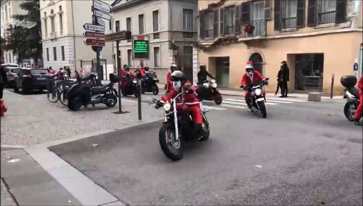 Arrivée des pères Noël motards à Chambéry !