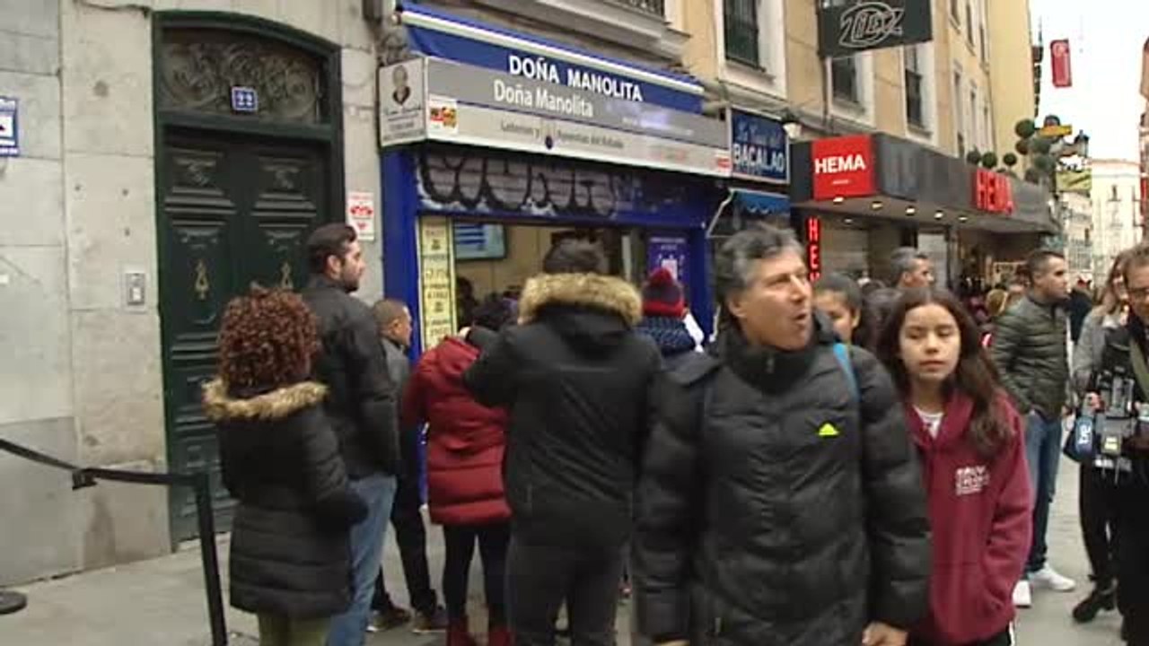 Entre dos y tres horas de espera en busca de la suerte