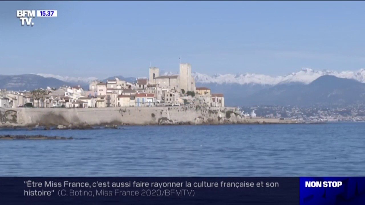 La belle image d'Antibes sous le soleil et des montagnes enneigées en arrière plan