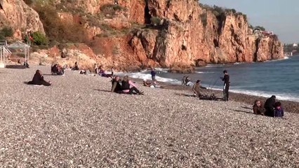 Antalyalılar "kış güneşi"nin keyfini çıkardı