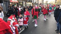 La foule dans les rues pour la parade de Noël