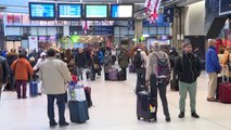 Grèves: en gare Montparnasse à Paris, les usagers s'adaptent