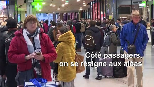 Grèves: en gare Montparnasse à Paris, les usagers s'adaptent