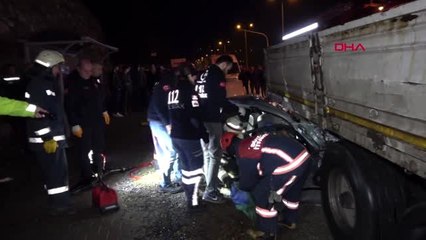 Otomobil tır'a çarptı 1 ölü, 1 yaralı