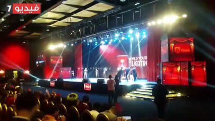 شباب العالم يتفاعلون مع فرقة brass band على مسرح المنتدى