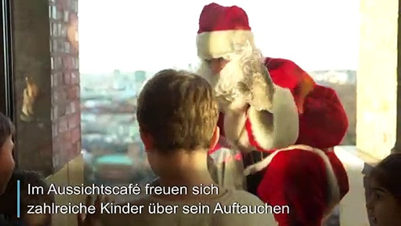 Weihnachtsmann klettert waghalsig an Hochhaus in Berlin