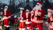 Ces pères noel dansent en pleine route au feu rouge entre les voitures !