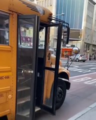 Le chauffeur jette un enfant hors du bus ! Mais non ! C'est pas un enfant !