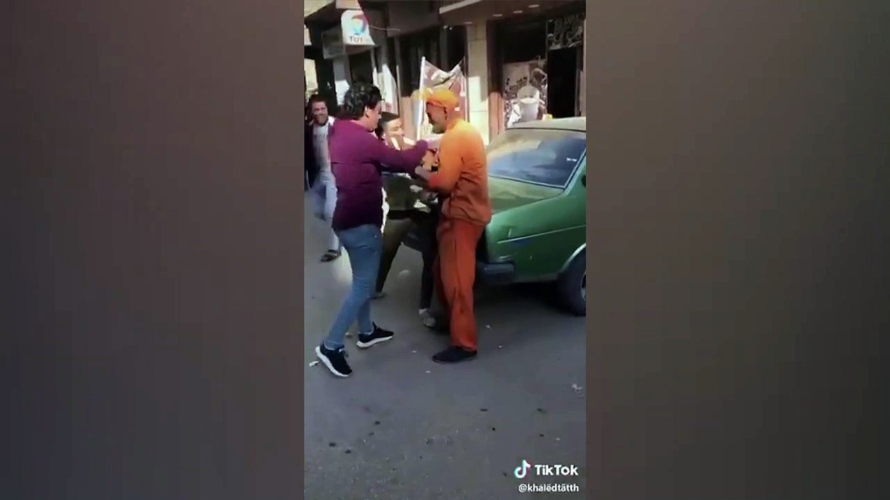 شاب يعتدى على مسن يرتدى زى عامل نظافة بطنطا