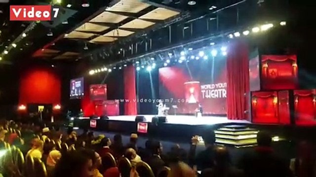 تصفيق على نغمات حلوة بلادى بمسرح منتدى شباب العالم