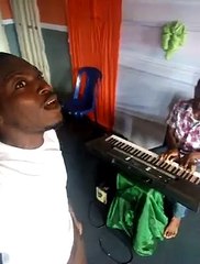 Singing with a sonorous voice and paino