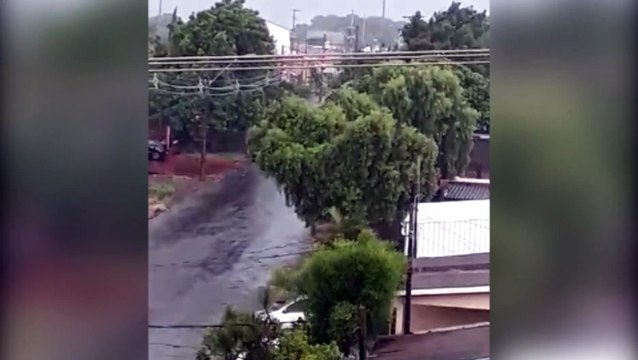 Morador do Jardim Colonial registra explosões na rede elétrica na Rua Maracaí