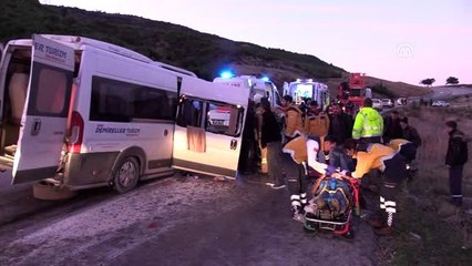 İşçileri taşıyan minibüs ile vinç çarpıştı: 12 yaralı (2)