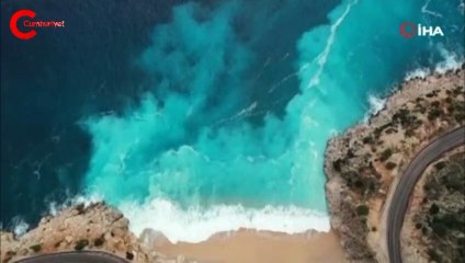 Yer: Antalya... Yağmur suları denizle birleşti, dünyaca ünlü plajda görsel şölen oluştu