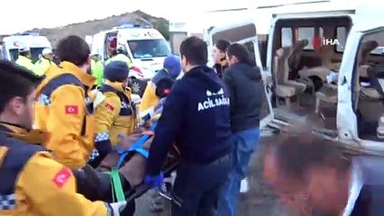 Çanakkale'de servis minibüsü vince arkadan çarptı: 18 yaralı