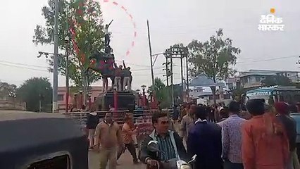 रानी लक्ष्मीबाई की मूर्ति पर चढ़ा सिरफिरा युवक, पुलिस ने उतारा