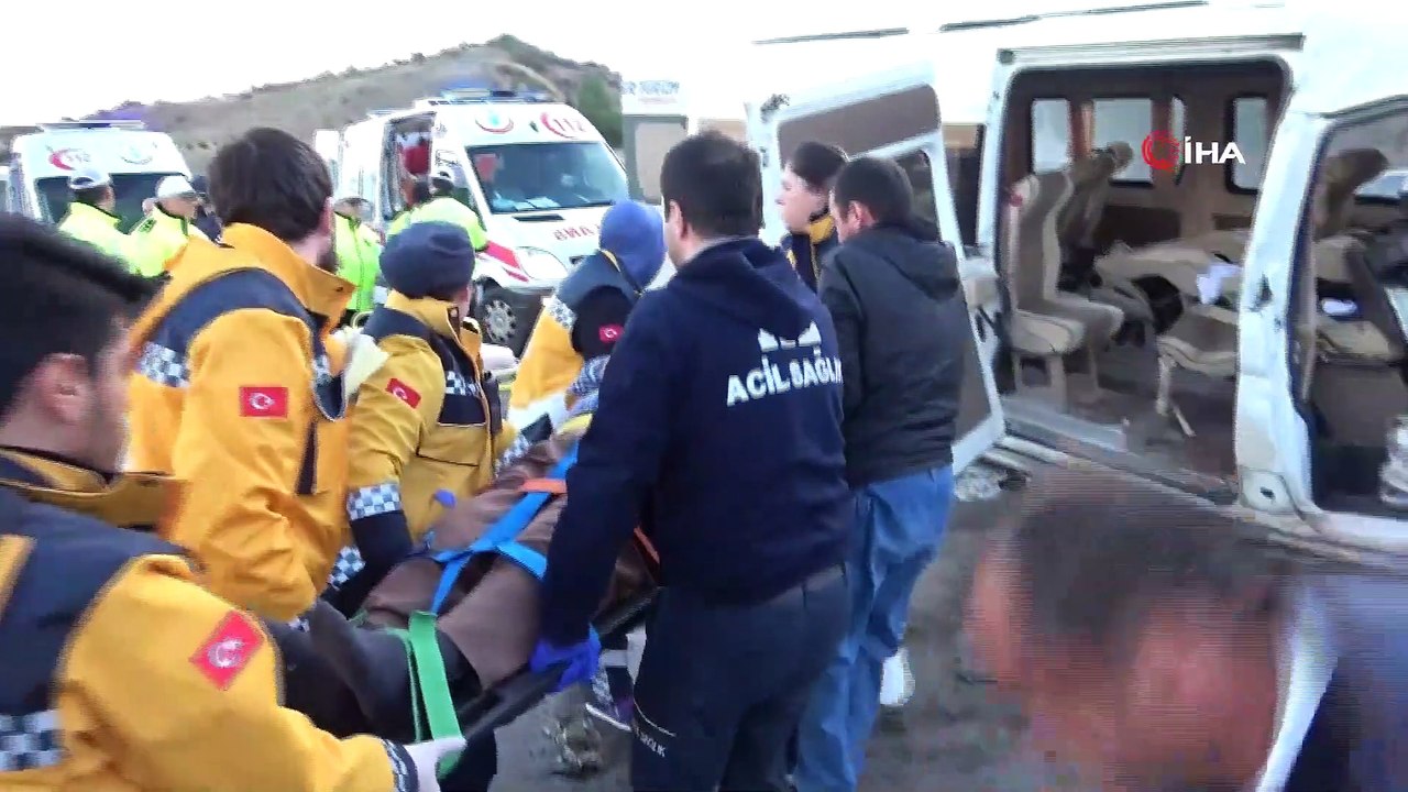 Çanakkale'de Trafik Kazası, Servis Minibüsü Vince Arkadan Çarptı