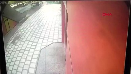 Antalya direksiyonda fenalaştı, otomobille açık öğretim bürosuna girdi