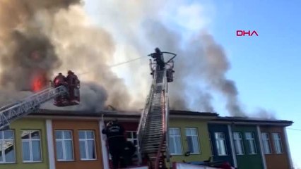 Sakarya okulun çatısı yandı, öğrenciler tahliye edildi