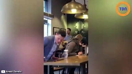 Il annonce à son patron qu'il démissionne avec une drôle de chanson !