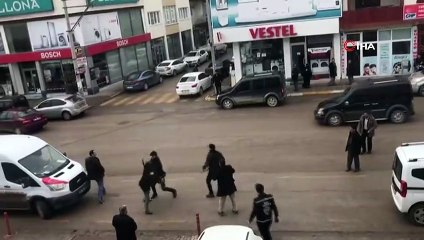 Cadde ortasında sopalarla birbirlerine saldırdılar