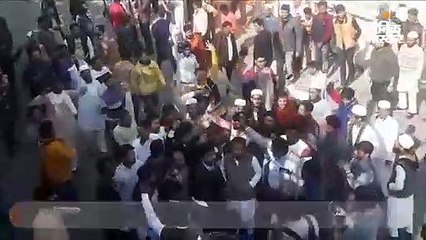 नागरिकता कानून: अलीगढ़ यूनिवर्सिटी के बाद लखनऊ में भी छात्रों ने पुलिस पर पथराव किया, 6 जिलों में धारा 144