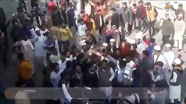 नागरिकता कानून: अलीगढ़ यूनिवर्सिटी के बाद लखनऊ में भी छात्रों ने पुलिस पर पथराव किया, 6 जिलों में धारा 144