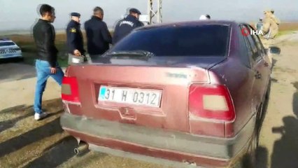 Takla atarak tarlaya uçan araçtan 3 kişi sağ çıktı