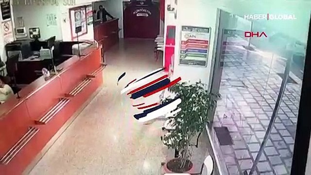 Direksiyonda fenalaştı, otomobille Açık Öğretim bürosuna daldı! İşte o anlar...