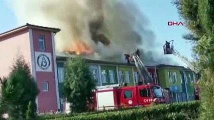 Okulun çatısı yandı, öğrenciler tahliye edildi