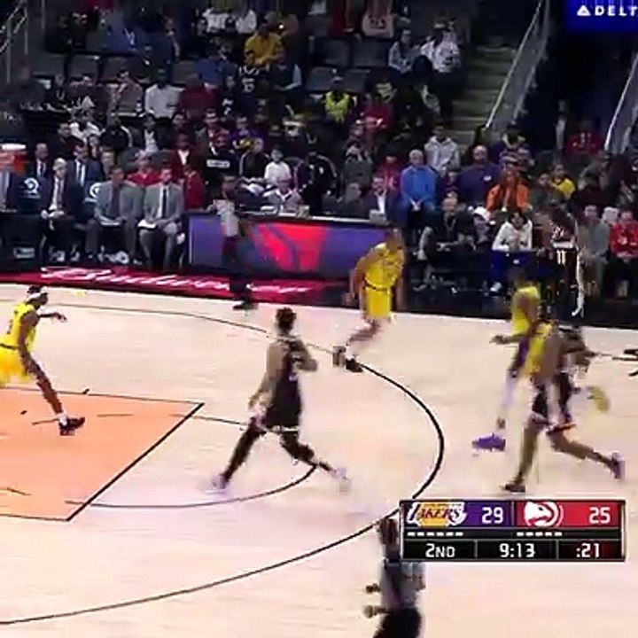 LeBron James fait une feinte de contre sur son coéquipier Rajon Rondo