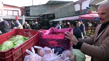 Bolu’da ihtiyaç sahipleri için halk pazarında yardım tezgahı kuruldu