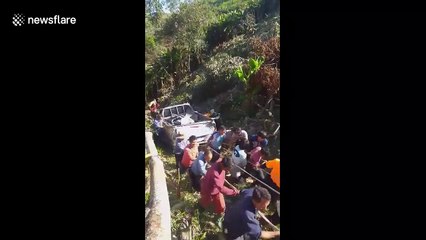 Hundred of locals help pull crashed truck back to mountain top in Thailand