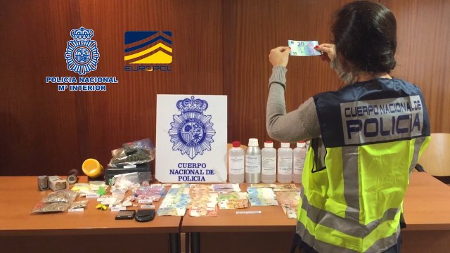 Policía participa en una operación contra la falsificación de moneda