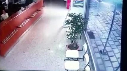 Antalya'da otomobil açıköğretim bürosuna çarptı: 1 ölü, 2 yaralı