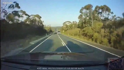 Cet automobiliste a la mauvaise idée de tenter un dépassement avec une remorque bateau