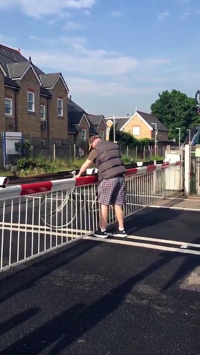 Un cycliste impatient veut absolument forcer au passage à niveau