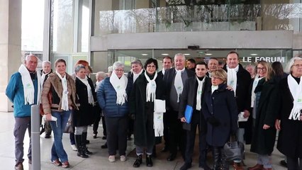 Grenoble : les pro Carignon devant le siège de la Métropole