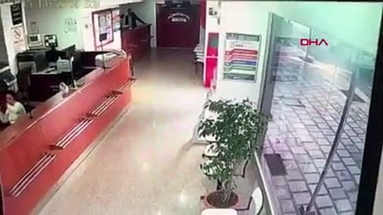 Direksiyonda fenalaştı otomobille açık öğretim bürosuna girdi