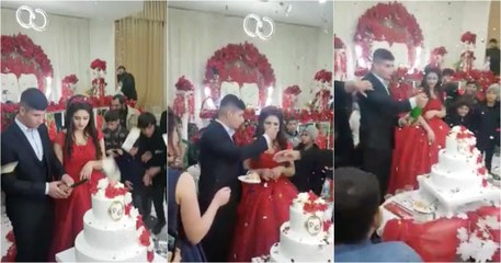 Noivo irritado passa-se durante o corte do bolo