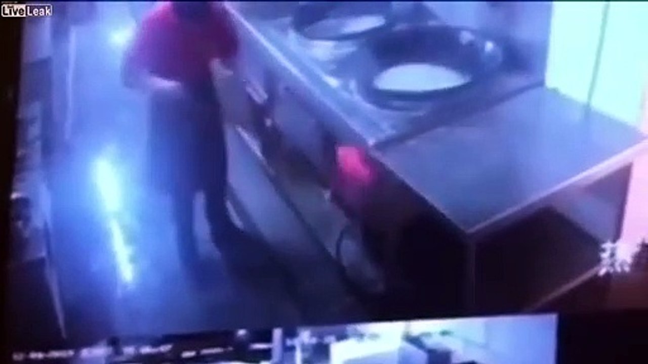 Restaurant : il nettoie la serpillière dans l'eau des Wok sur le feu !