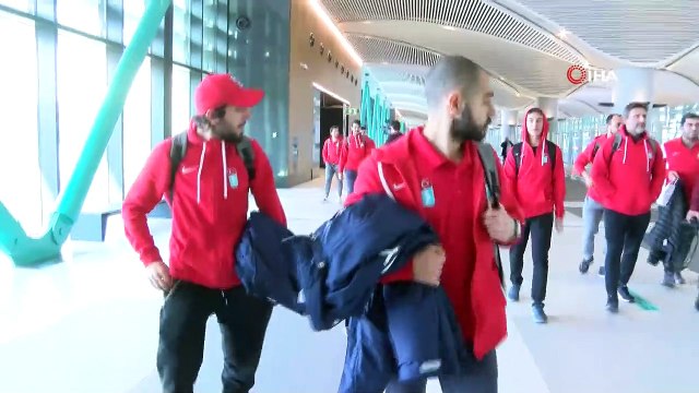 İstiklal Marşı'nı gururla söyleyen Buz Hokeyi Milli Takımı yurda döndü