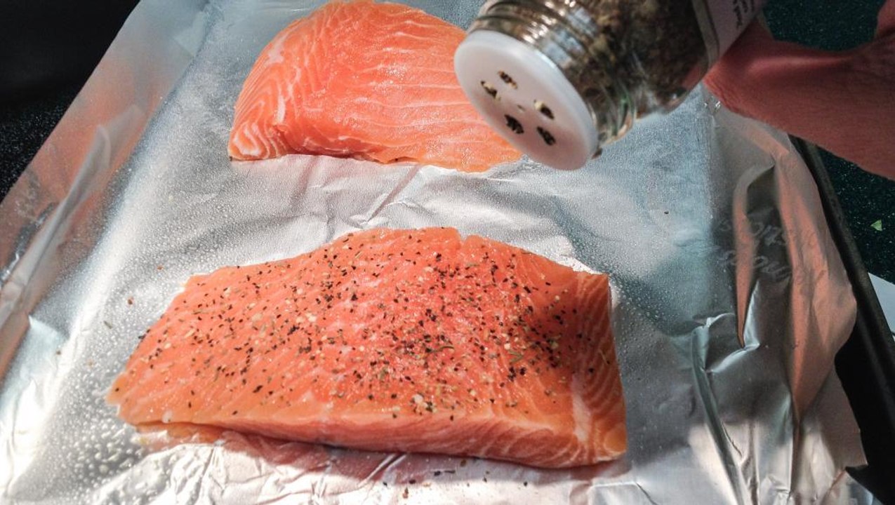 Toxique, voici pourquoi vous devriez arrêter de manger du saumon d'élevage