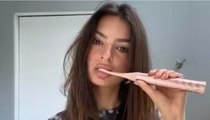 Emily Ratajkowski se graba mientras se cepilla los dientes en ropa interior