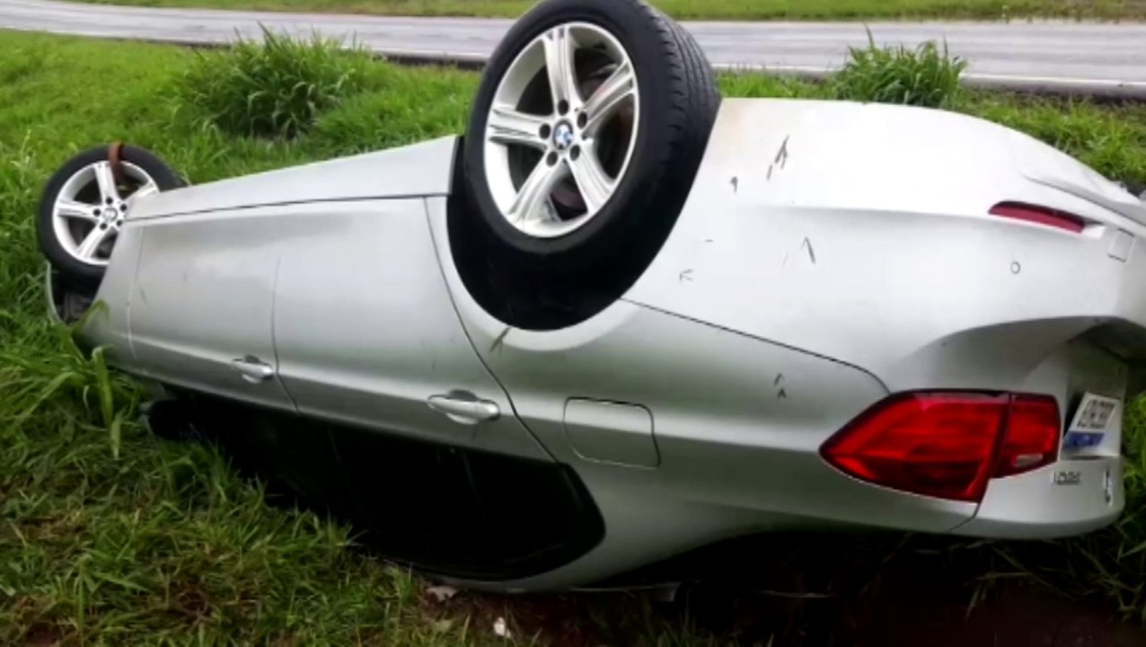 Carro que capotou na BR-467 permanece na canaleta que divide as pistas
