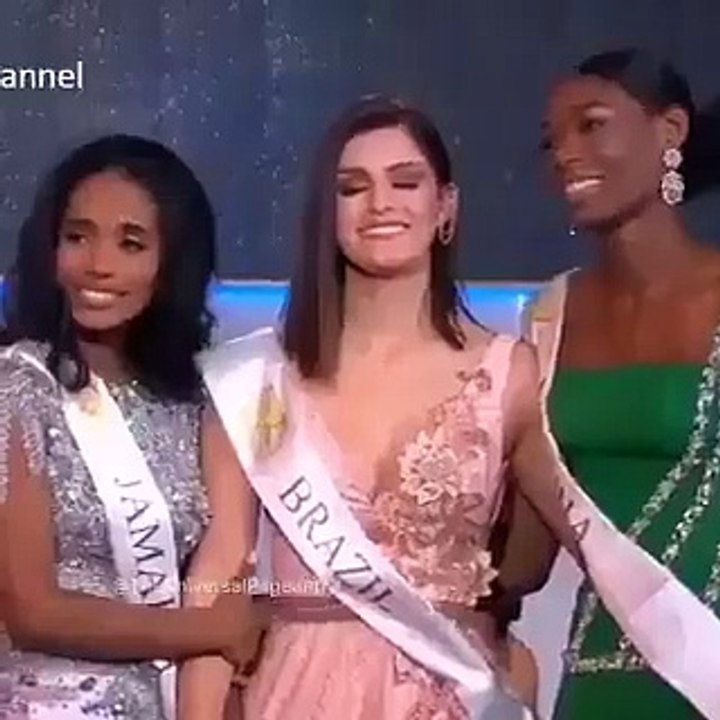 Güzellik yarışmasında tacı kaybeden Miss Nijerya önce kahkaha attı, sonra sahnenin etrafında zıplayarak dans etti