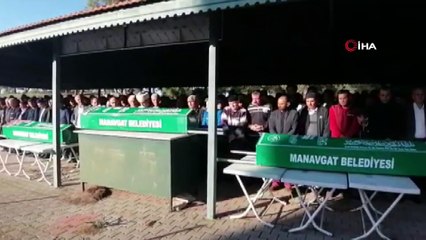 Trafik kazasında ölen 3 kişilik aile gözyaşları arasında son yolculuğuna uğurlandı