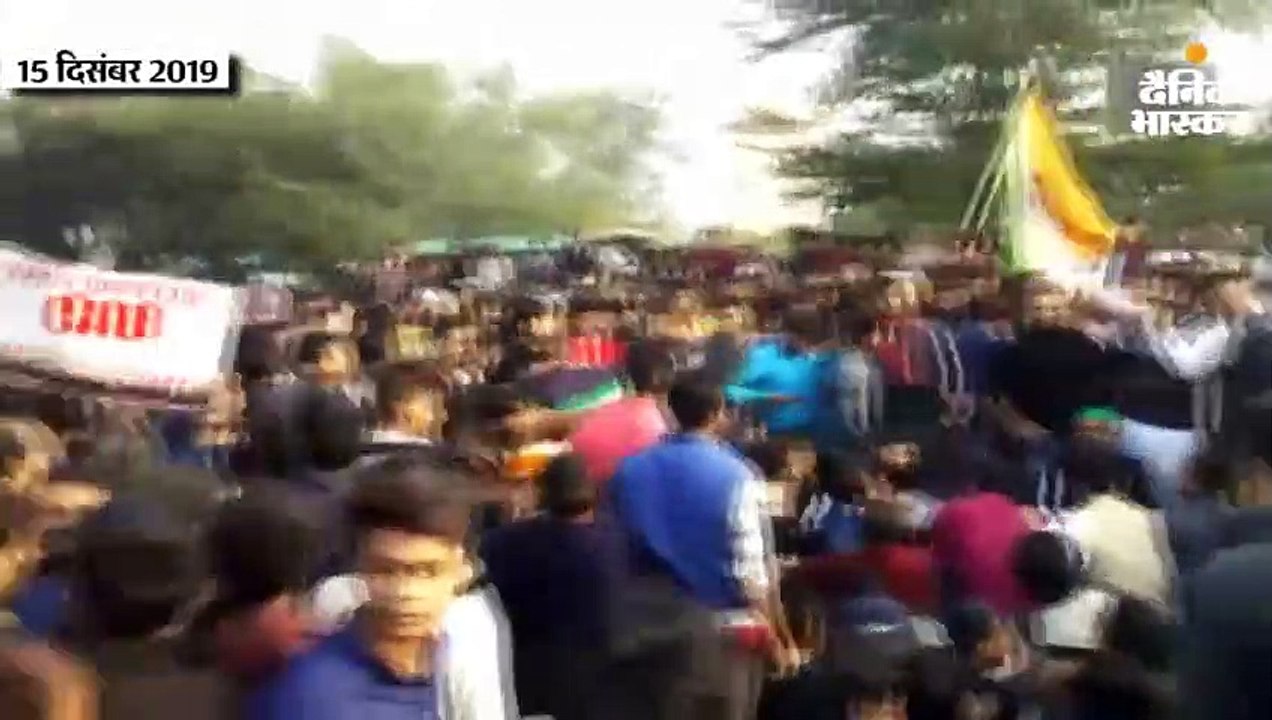 देशभर में विरोध: दिल्ली में प्रियंका का धरना, ब...