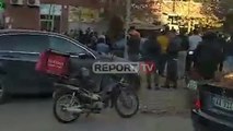 Report TV - Ndodh mrekullia në Tirana, i moshuari bie nga pallati në Astir dhe e shpëton tenda